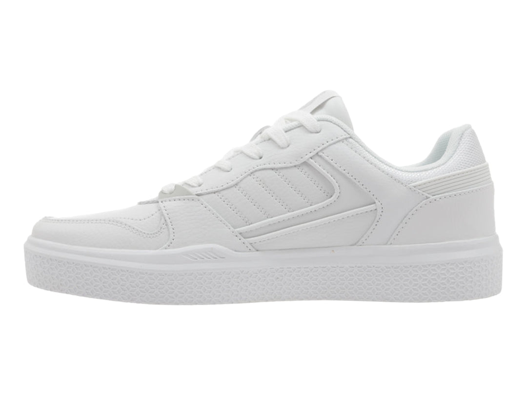 Tenis K-Swiss blancos de corte bajo con suela plana y detalles en gris.