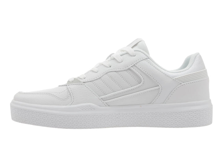 Tenis K-Swiss blancos de corte bajo con suela plana y detalles en gris.