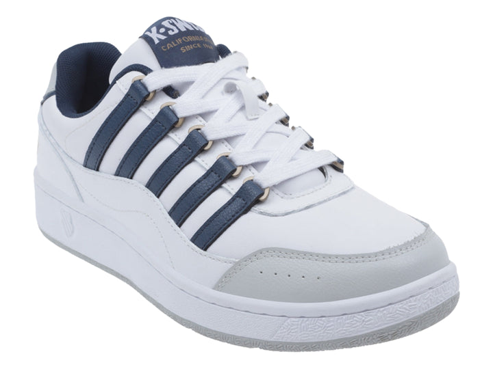 Tenis K-Swiss blancos con rayas azul marino y detalles en gris en la punta y suela.