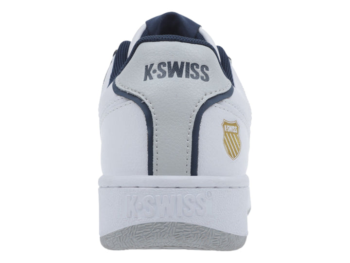 Tenis K-Swiss blancos con rayas azul marino y detalles en gris en la punta y suela.