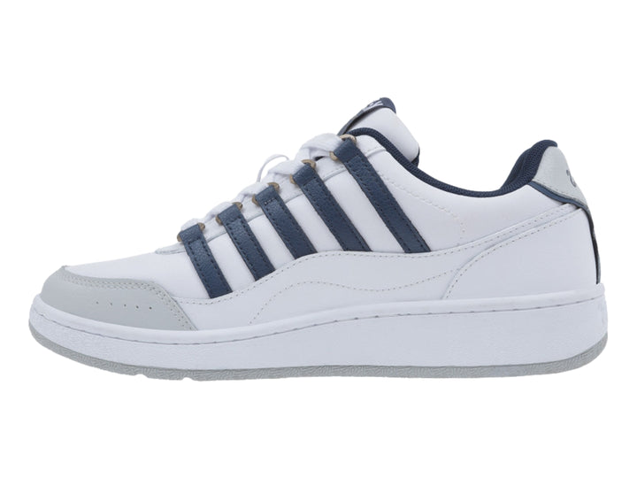 Tenis K-Swiss blancos con rayas azul marino y detalles en gris en la punta y suela.