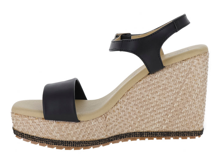 Sandalia de cuña con tiras negras y plataforma de tejido beige.