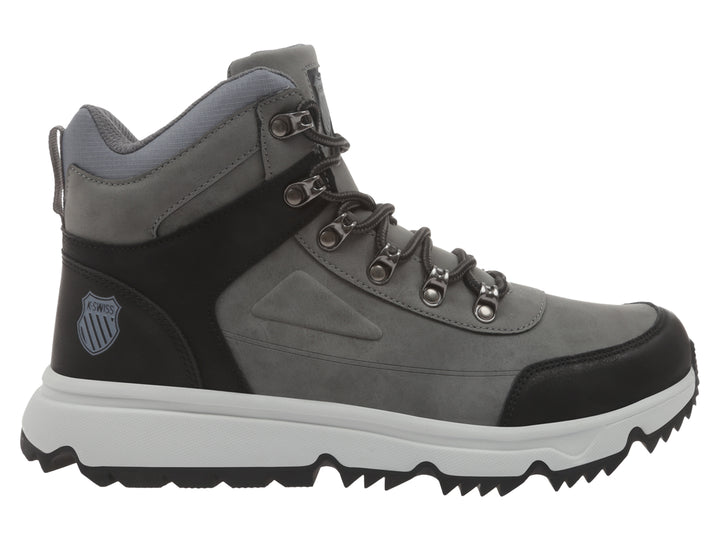 Bota K-Swiss color gris y negro con suela blanca y cordones.
