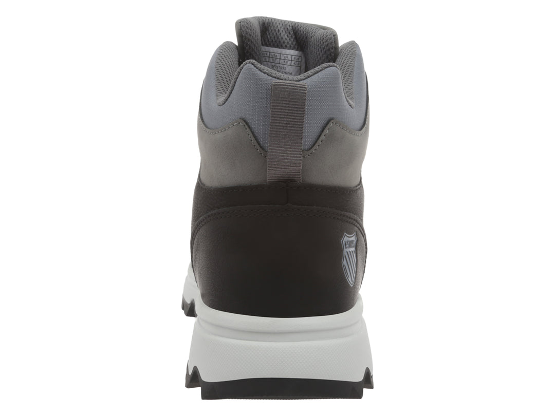 Bota K-Swiss color gris y negro con suela blanca y cordones.