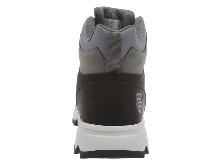 Bota K-Swiss color gris y negro con suela blanca y cordones.