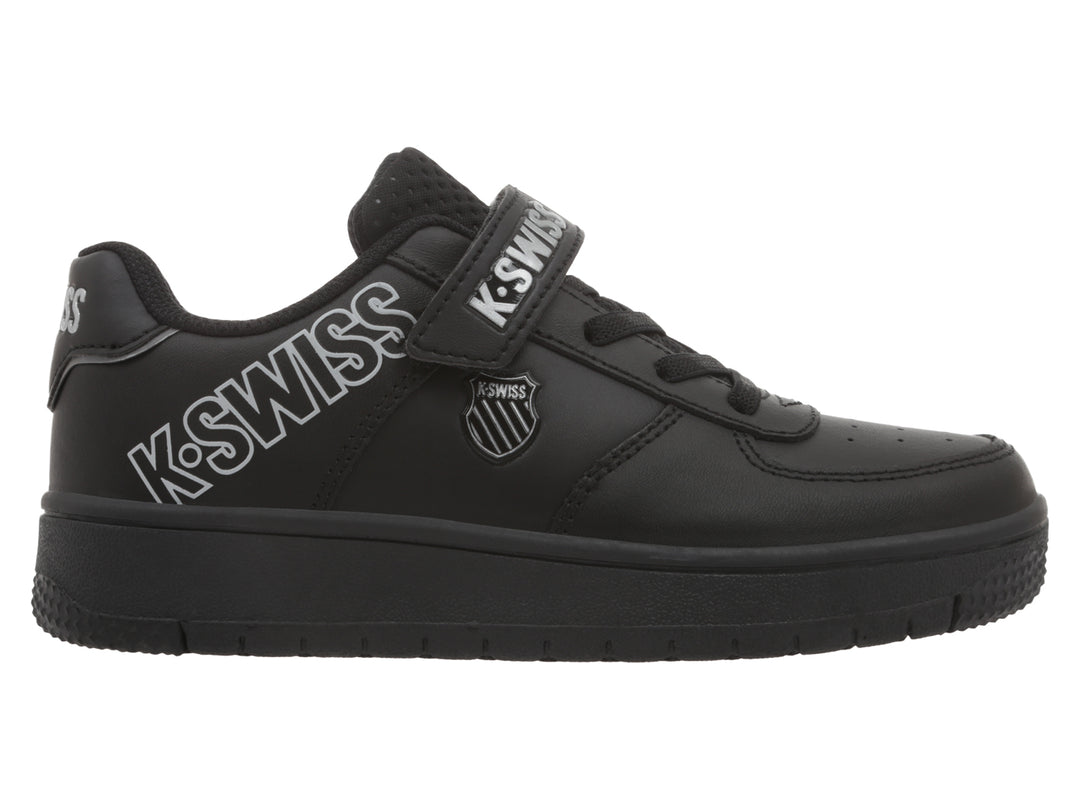 Tenis K-Swiss color negro monocromático con cierre de velcro y suela gruesa.