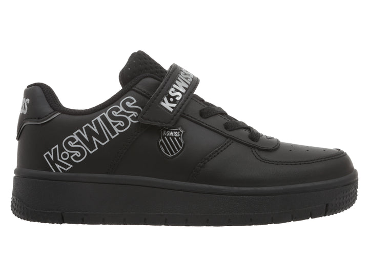 Tenis K-Swiss color negro monocromático con cierre de velcro y suela gruesa.