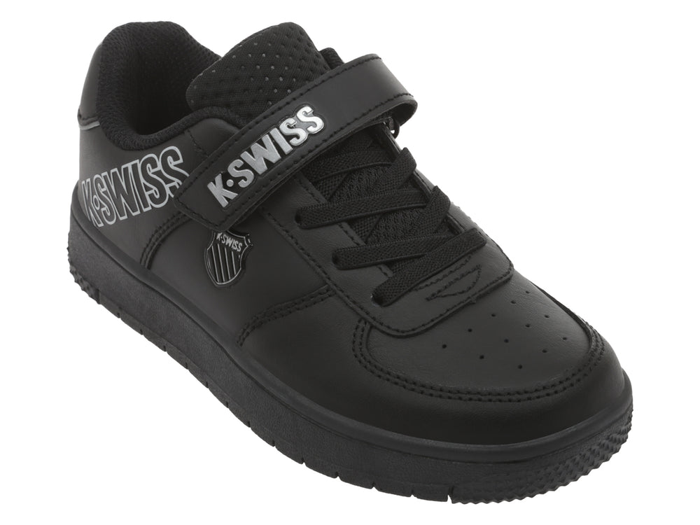 Tenis K-Swiss color negro monocromático con cierre de velcro y suela gruesa.