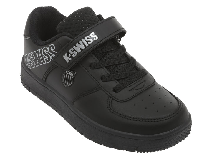 Tenis K-Swiss color negro monocromático con cierre de velcro y suela gruesa.