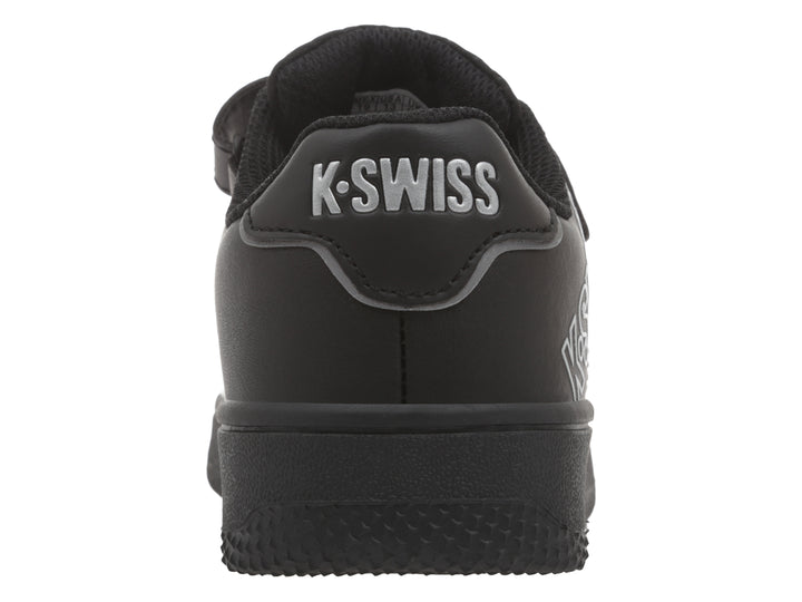 Tenis K-Swiss color negro monocromático con cierre de velcro y suela gruesa.