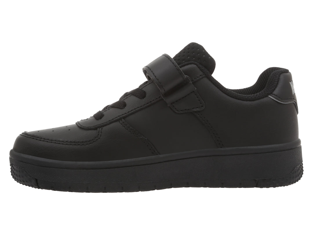 Tenis K-Swiss color negro monocromático con cierre de velcro y suela gruesa.