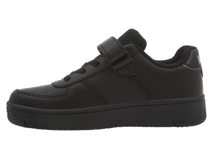 Tenis K-Swiss color negro monocromático con cierre de velcro y suela gruesa.