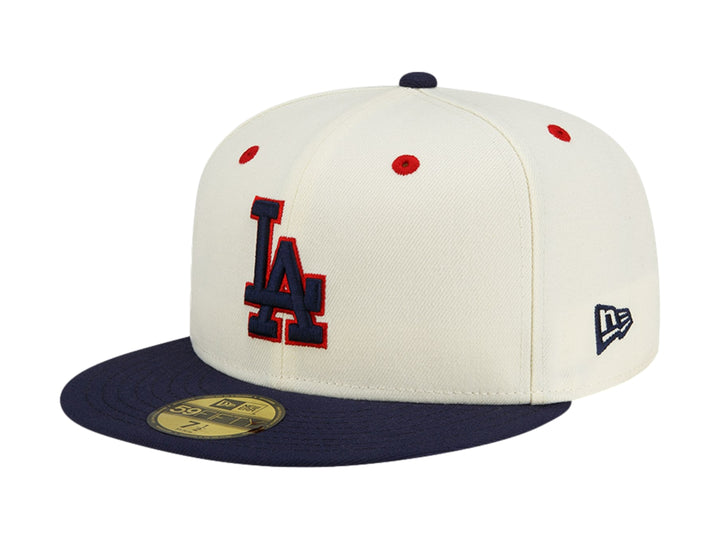 Gorra New Era blanca con visera azul marino y logo bordado de los Dodgers de Los Ángeles en el frente.