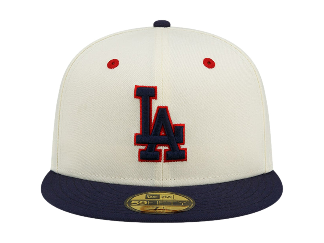 Gorra New Era blanca con visera azul marino y logo bordado de los Dodgers de Los Ángeles en el frente.