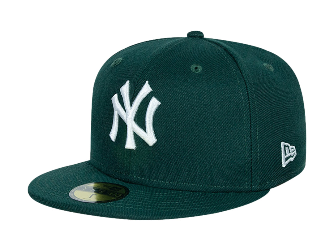Gorra New Era de color verde oscuro con logotipo bordado de los New York Yankees en blanco y visera plana.
