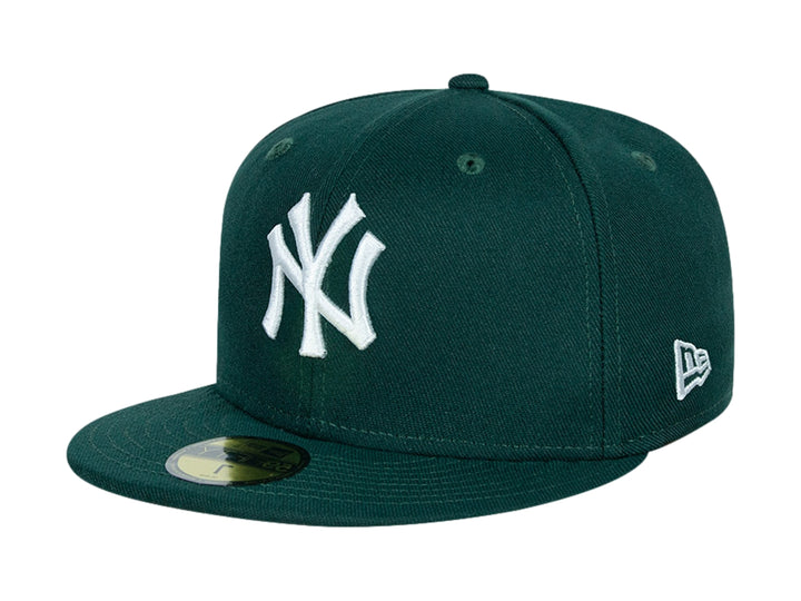 Gorra New Era de color verde oscuro con logotipo bordado de los New York Yankees en blanco y visera plana.
