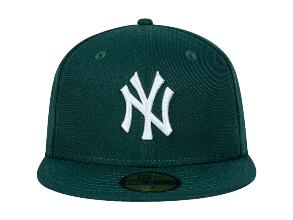 Gorra New Era de color verde oscuro con logotipo bordado de los New York Yankees en blanco y visera plana.
