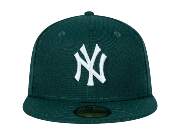 Gorra New Era de color verde oscuro con logotipo bordado de los New York Yankees en blanco y visera plana.