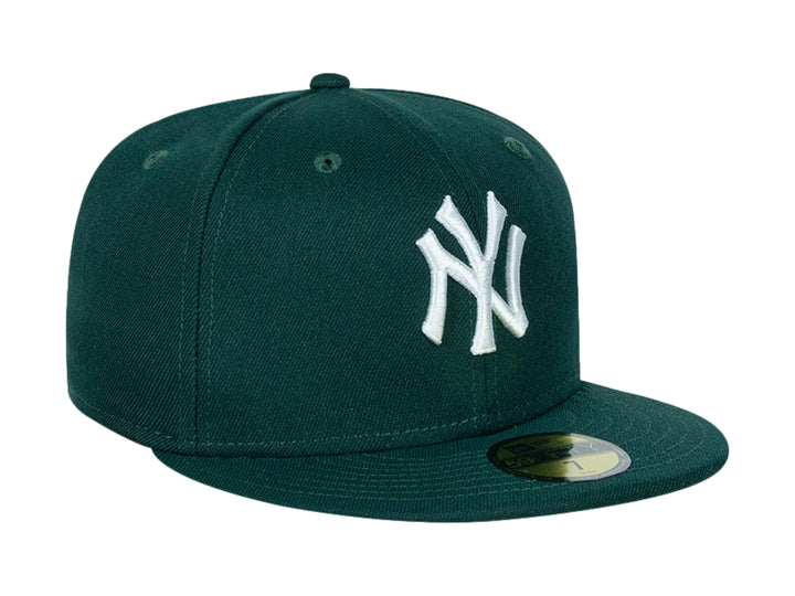 Gorra New Era de color verde oscuro con logotipo bordado de los New York Yankees en blanco y visera plana.