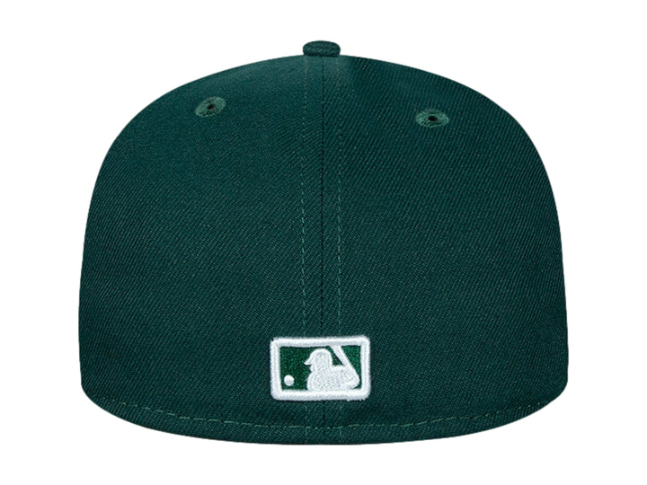 Gorra New Era de color verde oscuro con logotipo bordado de los New York Yankees en blanco y visera plana.