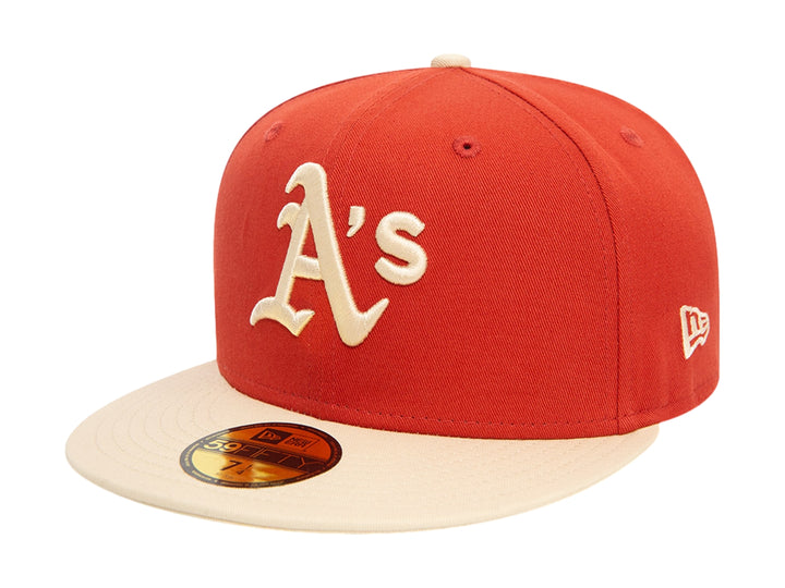 Gorra New Era de los Oakland Athletics en color rojo con visera y logotipo bordado en color crema.