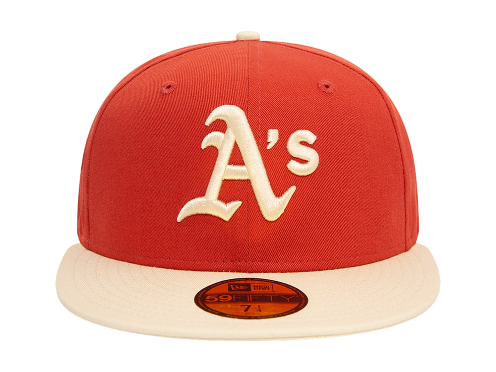 Gorra New Era de los Oakland Athletics en color rojo con visera y logotipo bordado en color crema.