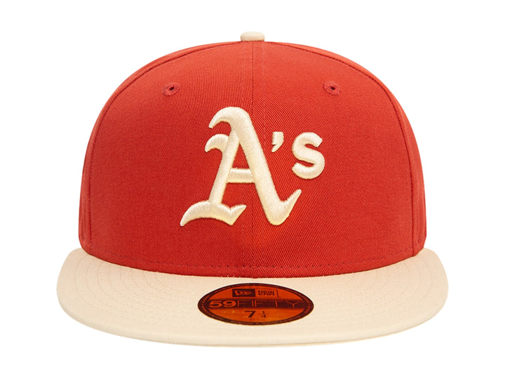 Gorra New Era de los Oakland Athletics en color rojo con visera y logotipo bordado en color crema.