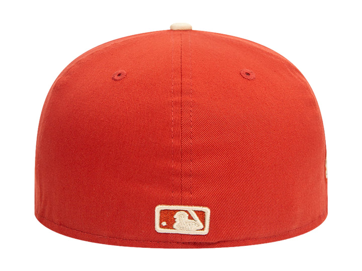 Gorra New Era de los Oakland Athletics en color rojo con visera y logotipo bordado en color crema.