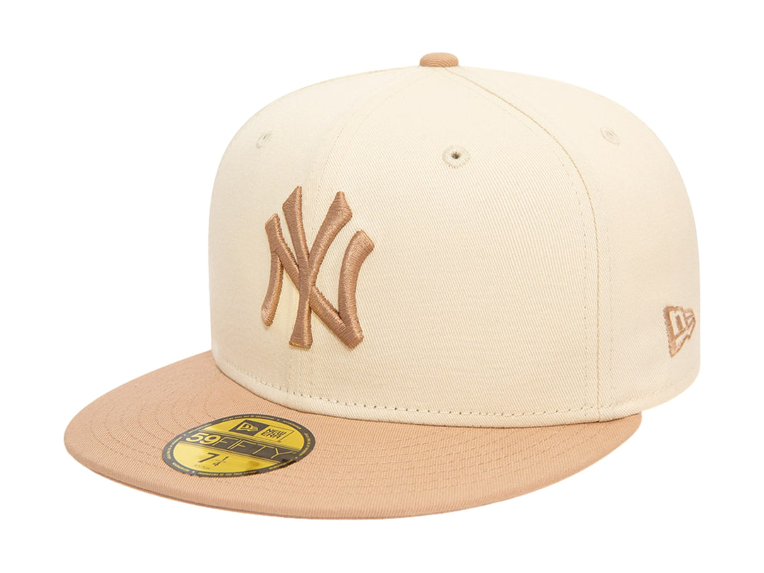 Gorra de béisbol New Era con corona blanca y visera beige, con logo de New York Yankees bordado.