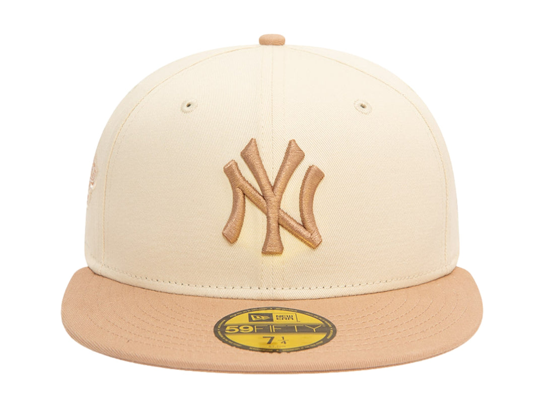 Gorra de béisbol New Era con corona blanca y visera beige, con logo de New York Yankees bordado.