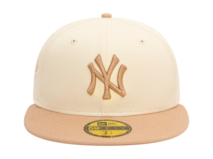Gorra de béisbol New Era con corona blanca y visera beige, con logo de New York Yankees bordado.