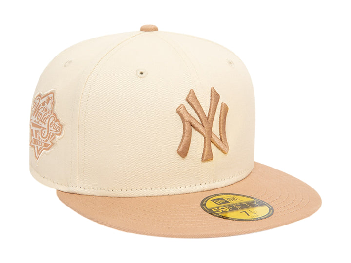 Gorra de béisbol New Era con corona blanca y visera beige, con logo de New York Yankees bordado.
