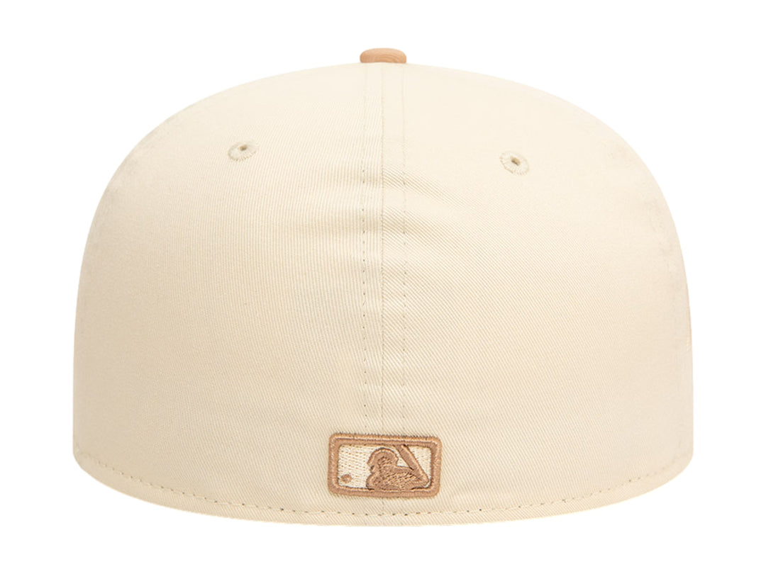 Gorra de béisbol New Era con corona blanca y visera beige, con logo de New York Yankees bordado.