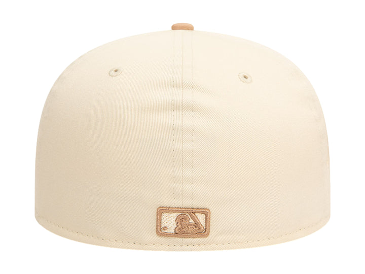 Gorra de béisbol New Era con corona blanca y visera beige, con logo de New York Yankees bordado.