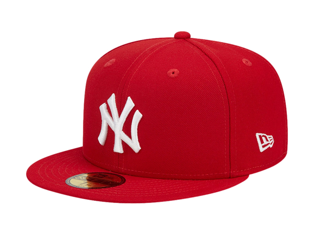Gorra de béisbol New Era color rojo con logotipo de los New York Yankees bordado en blanco y visera plana.