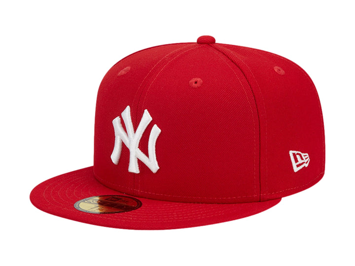 Gorra de béisbol New Era color rojo con logotipo de los New York Yankees bordado en blanco y visera plana.