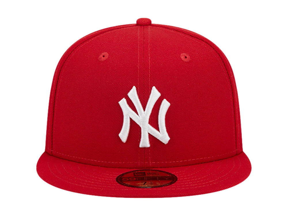 Gorra de béisbol New Era color rojo con logotipo de los New York Yankees bordado en blanco y visera plana.