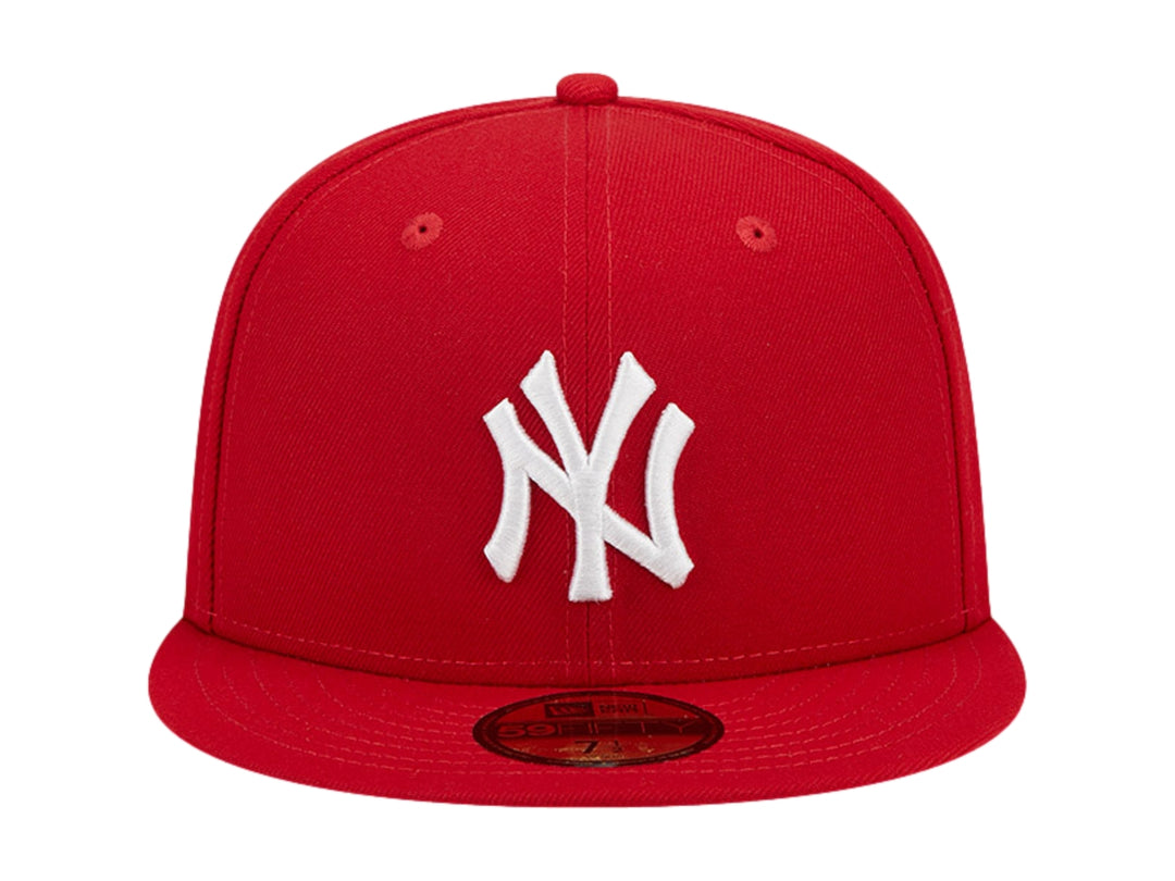 Gorra de béisbol New Era color rojo con logotipo de los New York Yankees bordado en blanco y visera plana.