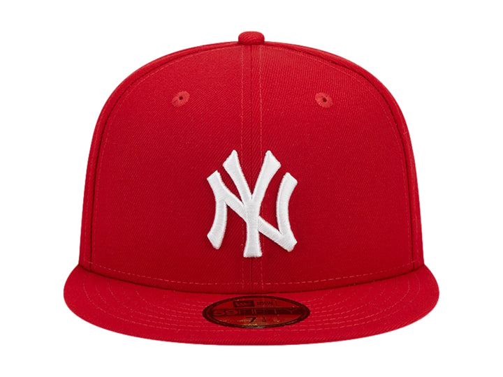 Gorra de béisbol New Era color rojo con logotipo de los New York Yankees bordado en blanco y visera plana.