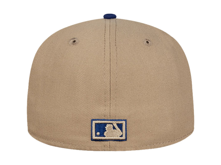 Gorra New Era de color beige con visera y logotipo LA bordado en azul.