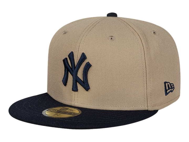 Gorra de béisbol New Era color beige con visera azul marino y logotipo de los New York Yankees bordado al frente.