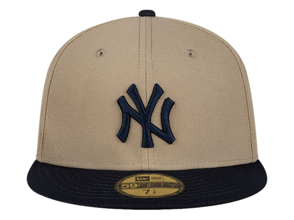 Gorra de béisbol New Era color beige con visera azul marino y logotipo de los New York Yankees bordado al frente.