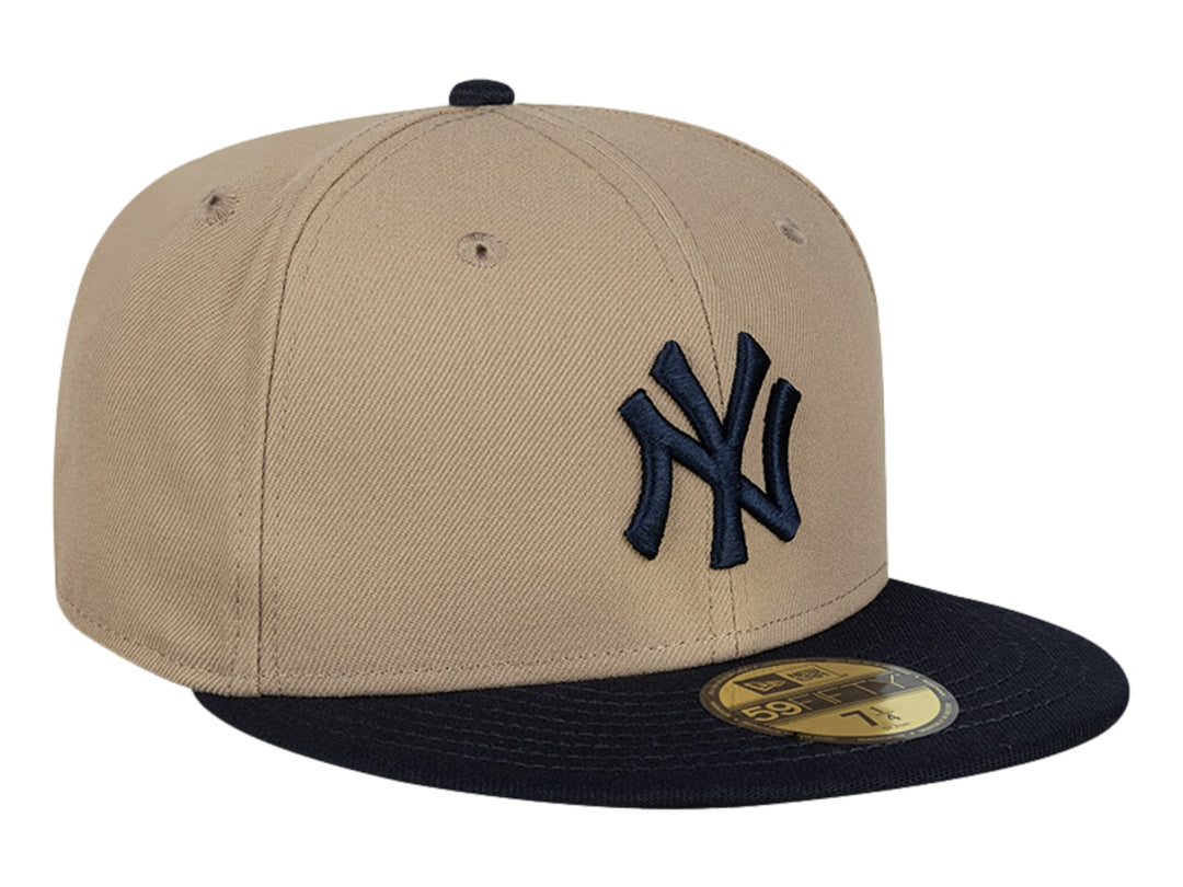 Gorra de béisbol New Era color beige con visera azul marino y logotipo de los New York Yankees bordado al frente.