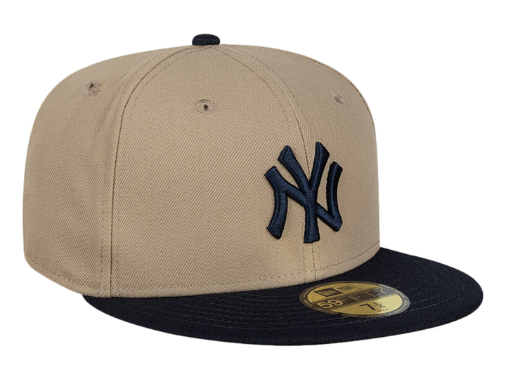 Gorra de béisbol New Era color beige con visera azul marino y logotipo de los New York Yankees bordado al frente.