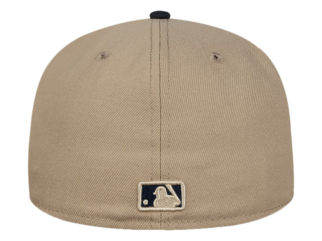 Gorra de béisbol New Era color beige con visera azul marino y logotipo de los New York Yankees bordado al frente.