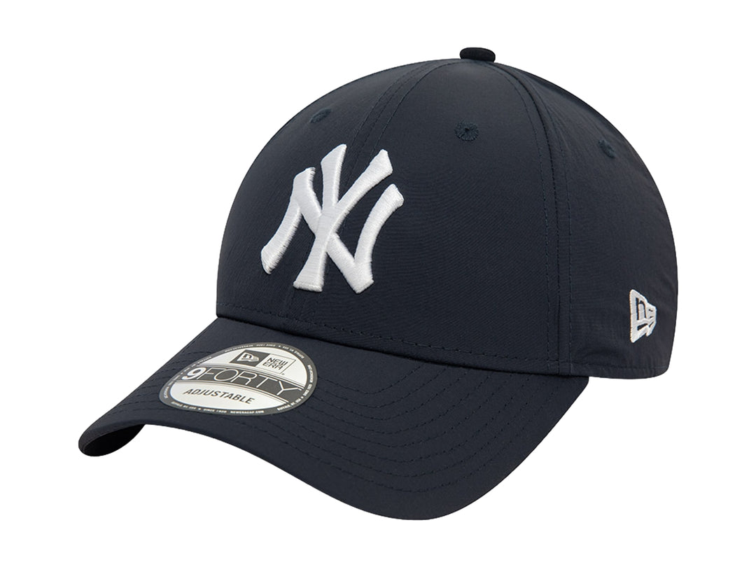 Gorra New Era de color azul marino con logotipo blanco de los New York Yankees en el frente y visera curva.