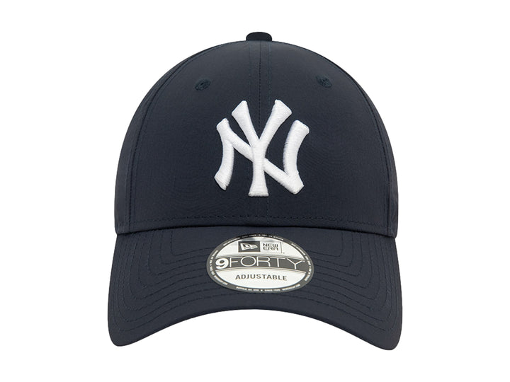 Gorra New Era de color azul marino con logotipo blanco de los New York Yankees en el frente y visera curva.