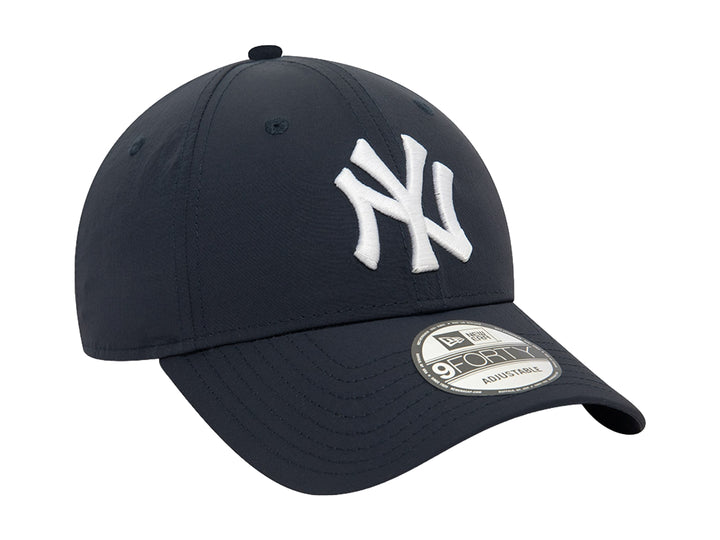 Gorra New Era de color azul marino con logotipo blanco de los New York Yankees en el frente y visera curva.