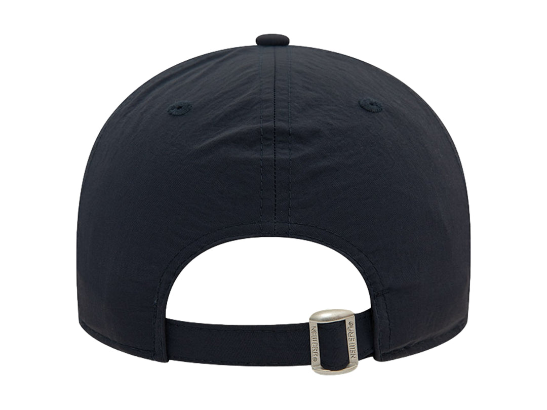 Gorra New Era de color azul marino con logotipo blanco de los New York Yankees en el frente y visera curva.
