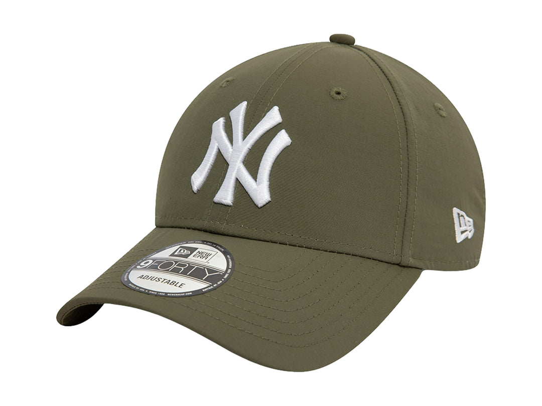 Gorra de béisbol New Era color verde con logotipo NY bordado en blanco.